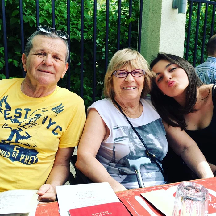 Părinţii Andreei Esca şi nepoata lor, Alexia