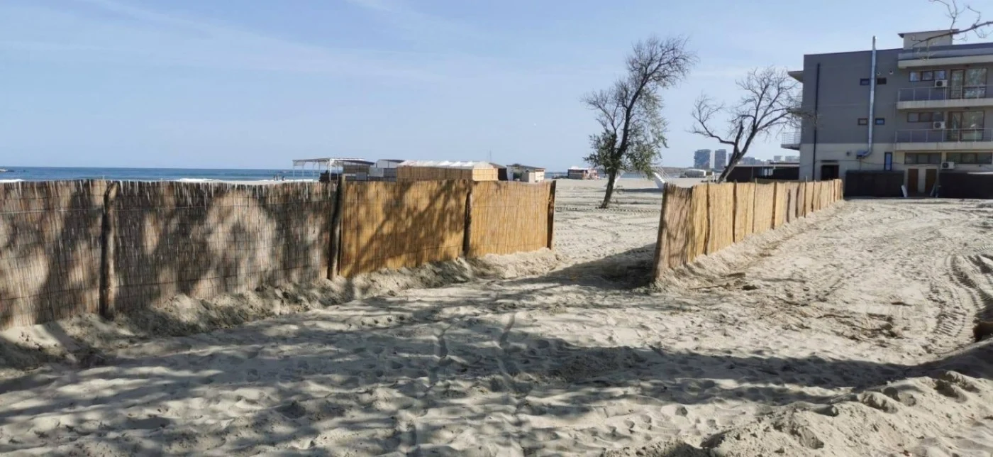 Garduri de stuf pe plajă foto ARBDD