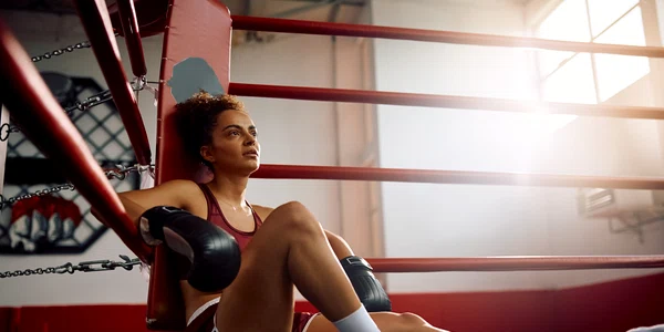 Femeie boxer odihnindu se în ring   Shutterstock (1) jpeg