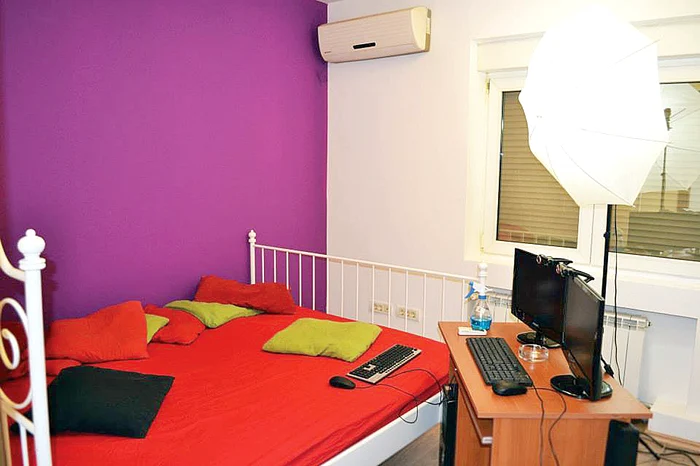 Aşa arată un studio de videochat amenajat în România