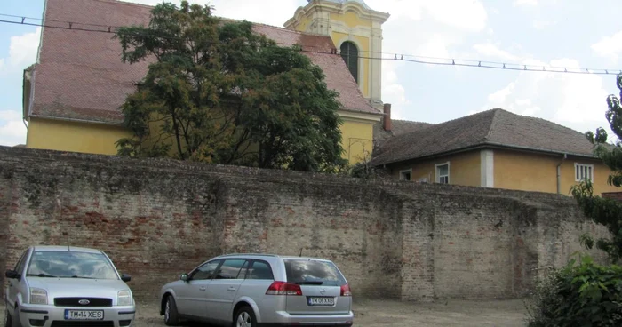 Zidul din fortificaţie şi Biserica Miserocordienilor Foto: Ştefan Both