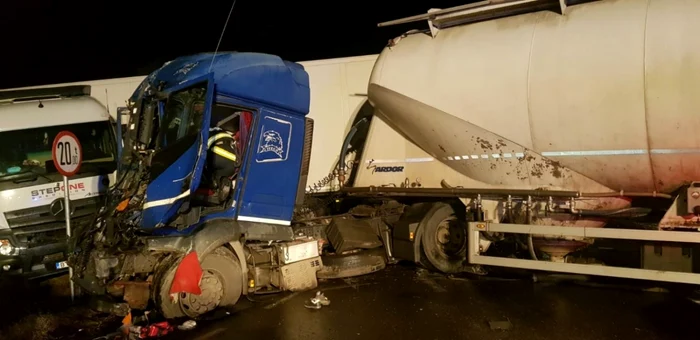 Două persoane au fost rănite în urma impactului FOTO ISU Neamţ