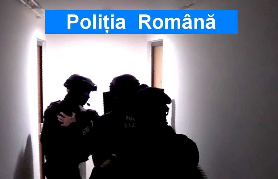Momentul când mascaţii au pătruns în locuinţa suspectului Foto: IPJ Galaţi