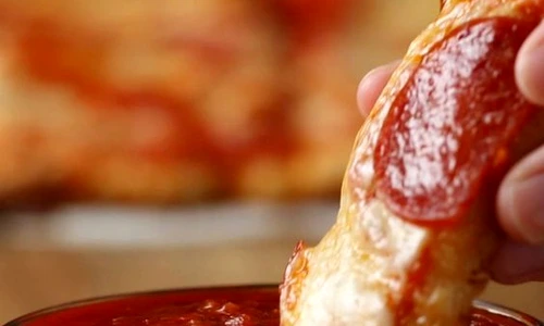 Degete de pizza cu pepperoni jpeg