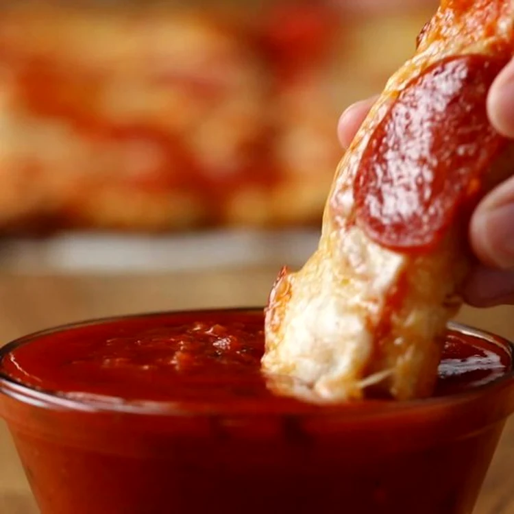 Degete de pizza cu pepperoni jpeg