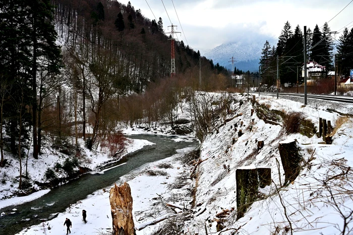 Lucrările la centura Bușteni - Azuga au scos la iveală posibile riscuri de instabilitate în zona taluzului căii ferate, pe magistrala București-Brașov