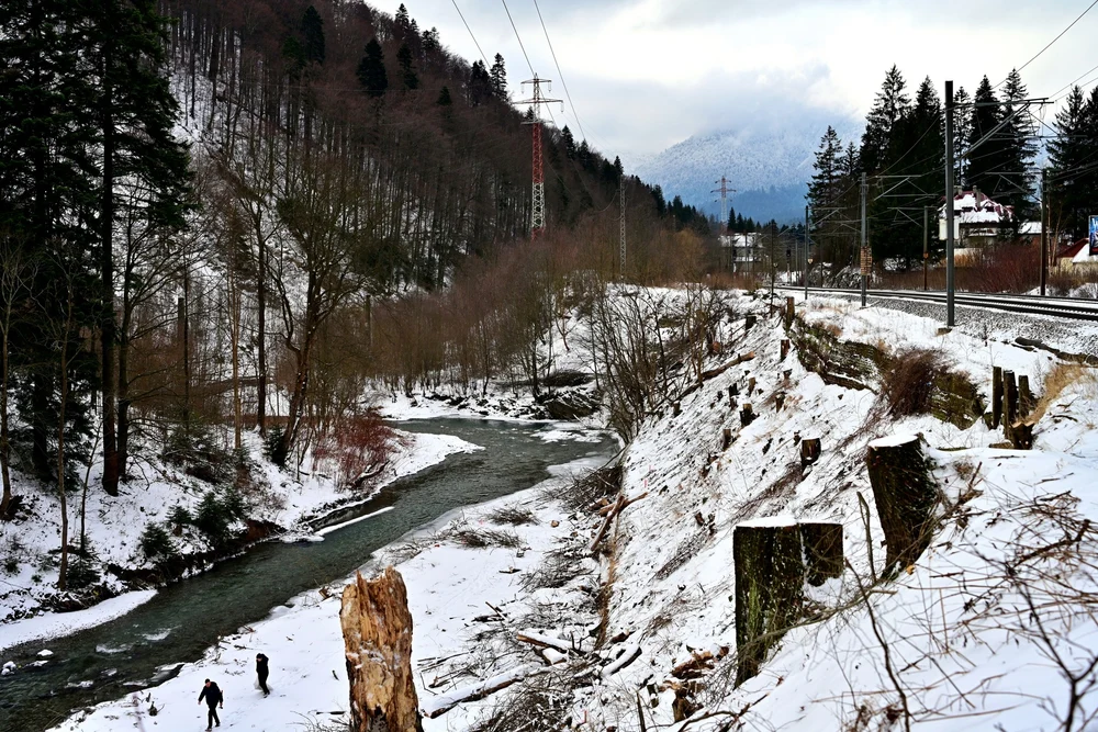 Lucrările la centura Bușteni - Azuga au scos la iveală posibile riscuri de instabilitate în zona taluzului căii ferate, pe magistrala București-Brașov