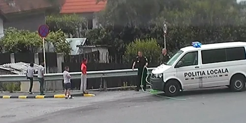 S-a ales cu dosar penal după ce a furat apă de la robinetul amplasat în sensul giratoriu de pe DN 7