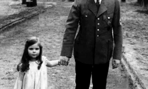 Imagini inedite cu Hitler: Fuhrerul o adora pe micuța Helga Goebbels jpeg