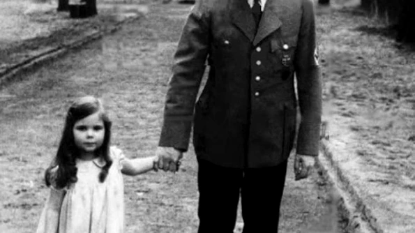 Imagini inedite cu Hitler: Fuhrerul o adora pe micuța Helga Goebbels jpeg
