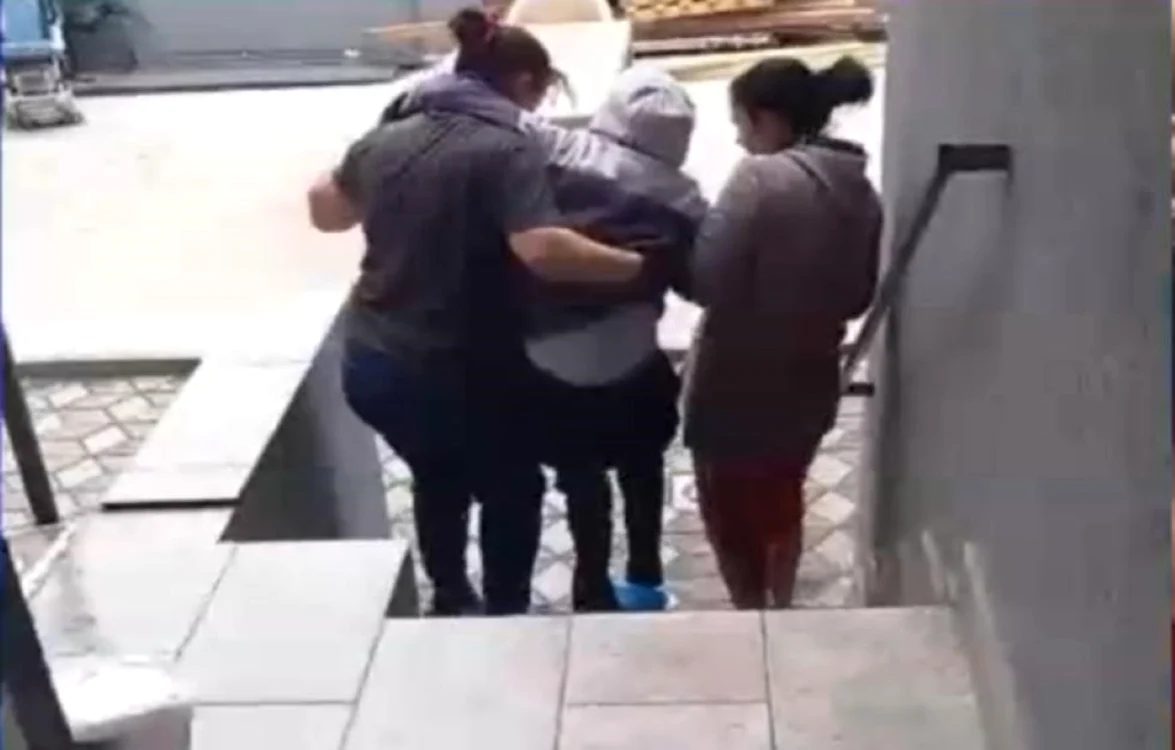 Rezidenţii au fost scoşi din centru pentru a fi mutaţi. Foto ANPC