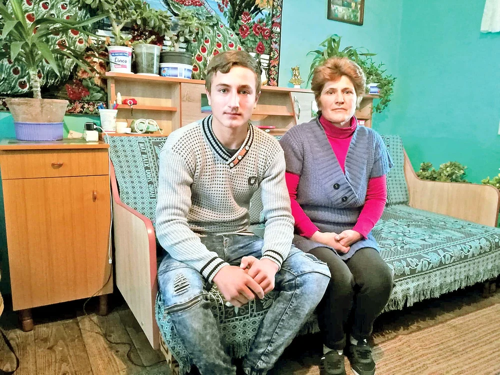 Alături de Doina, mama sa,  bolnavă de leucemie