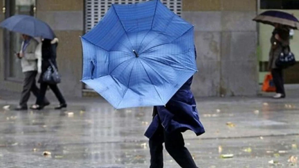 Vremea duminică, 26 octombrie. Atmosferă mohorâtă în toată țara, ploi slabe și vânt intens. La cât ajung temperaturile