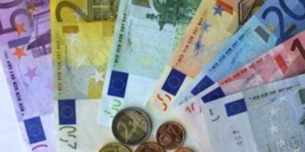 Românii nu sunt conştienţi de riscurile pe care şi le asumă împrumutându-se în valută