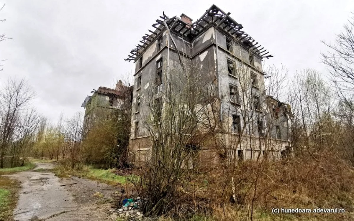 Fosta Şcoală de Ucenici, ruinată în prezent.