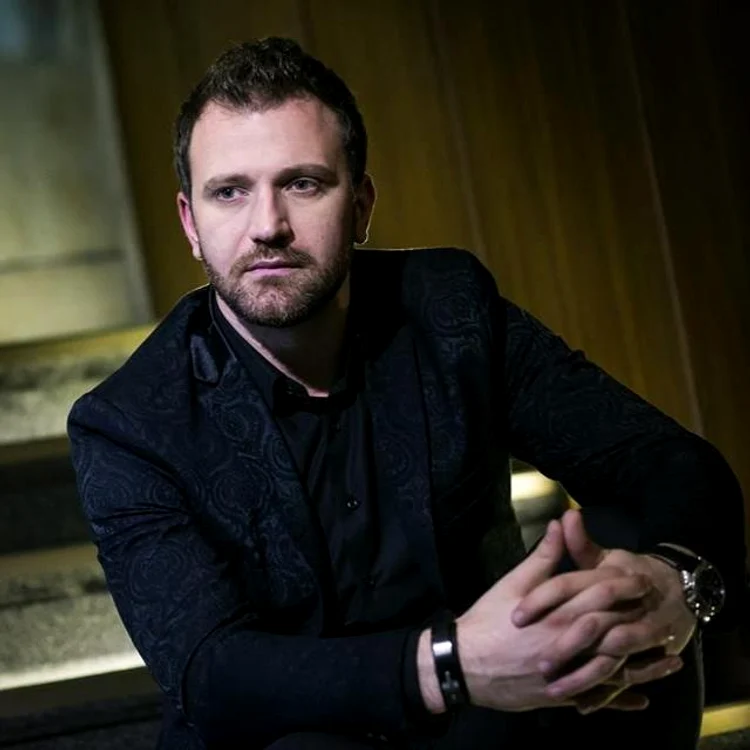 
    Marius Marin este supranumit «Gerard Butler de România»foto: arhivă personală  