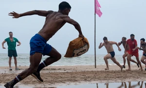 Bătaie cu perne, mize uriașe și adrenalină la maximum, pe plaja din Thailanda! 