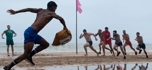Bătaie cu perne, mize uriașe și adrenalină la maximum, pe plaja din Thailanda!