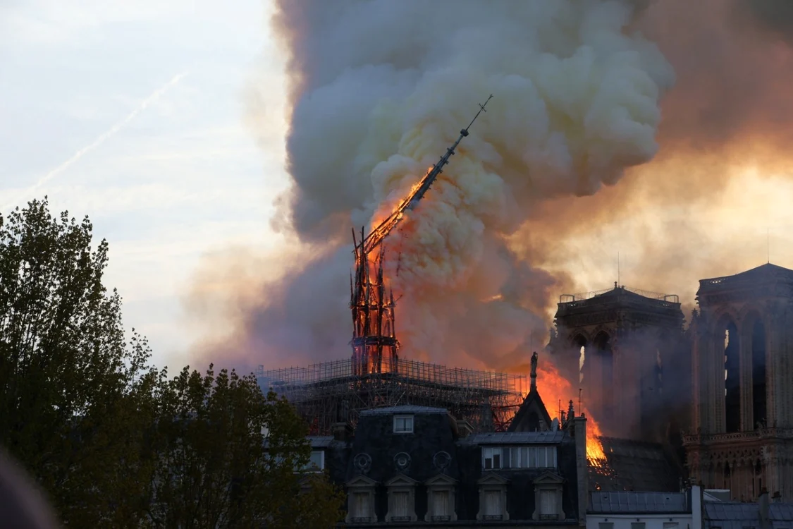 Momentul prăbuşirii fleşei Catedralei Notre-Dame din Paris FOTO Mediafax/ Hepta/ ABACAPRESS
