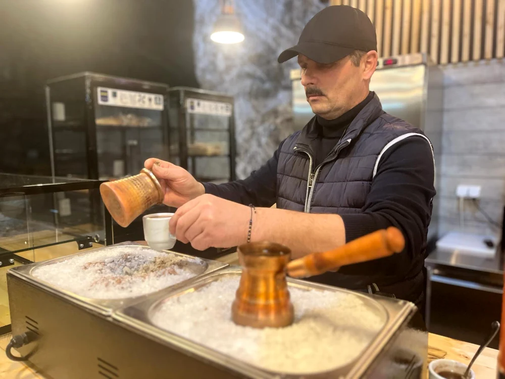 Cafea la sare de la Ocnele Mari. Sursă foto: Agerpres