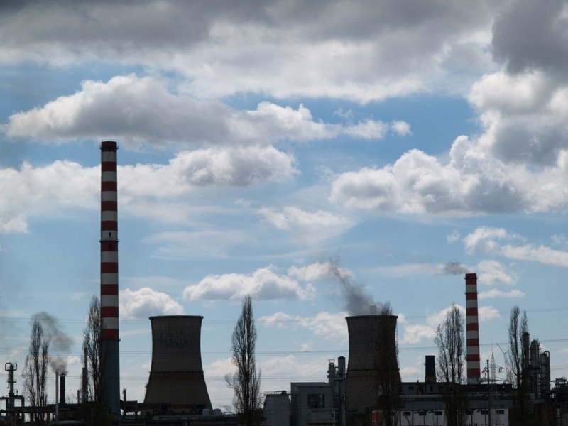 Fum gros deasupra unei rafinării din Ploiești şi activitatea oprită, după un incident în sistemul energetic național. Precizări de la Transelectrica