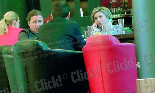 Laurenţiu Reghecampf şi  Anamaria Prodan au stat la cafea cât timp fetele au fost la cumpărături jpeg