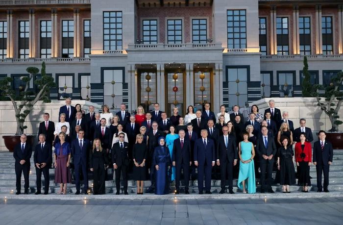 Fotografia de grup a lideri participanți la summitul NATO de la Ankara/FOTO:X