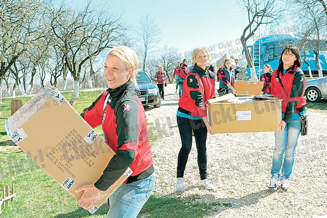Jucătoarele de la HCM Baia Mare au  luat masa alături de  părintele Irineu  (FOTOGRAFII: Cosmin Carp)