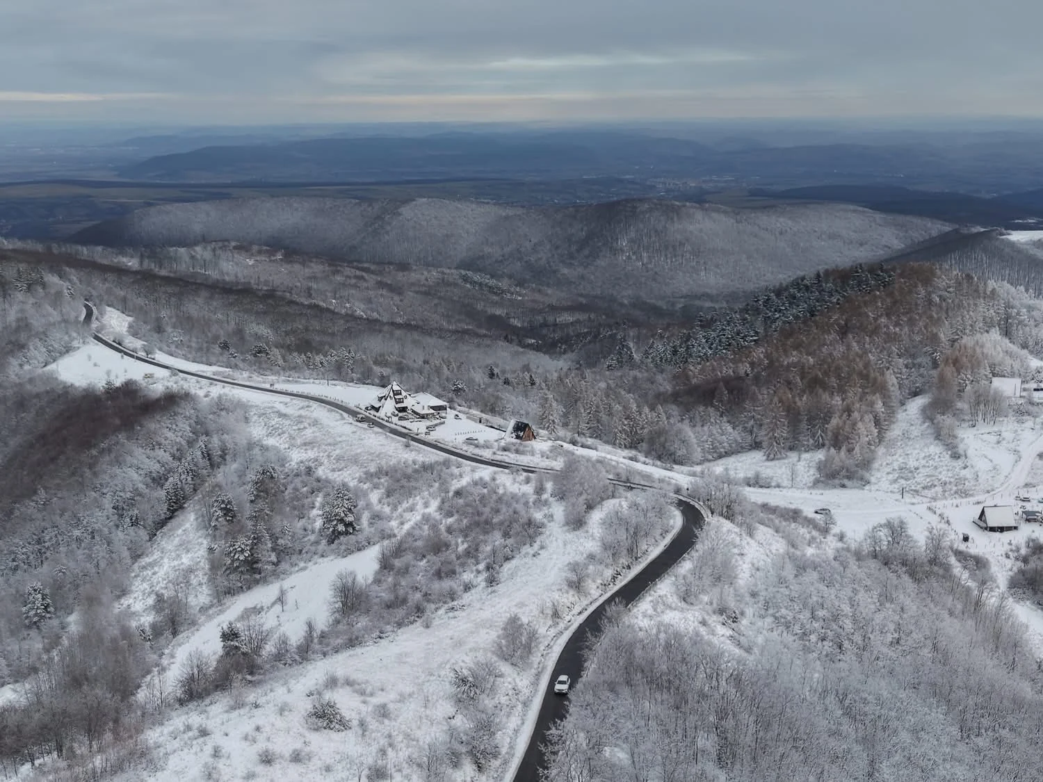Transapuseana, drumul montan care face uitate Transfăgărășanul și Transalpina în timpul iernii