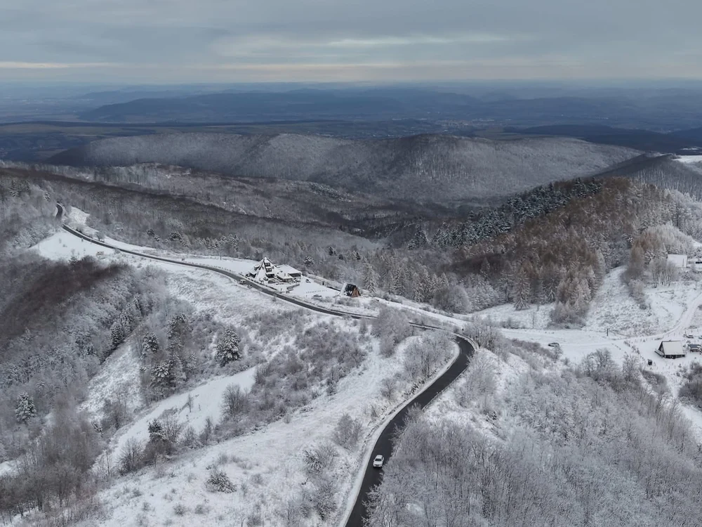 Transapuseana, drumul montan care face uitate Transfăgărășanul și Transalpina în timpul iernii