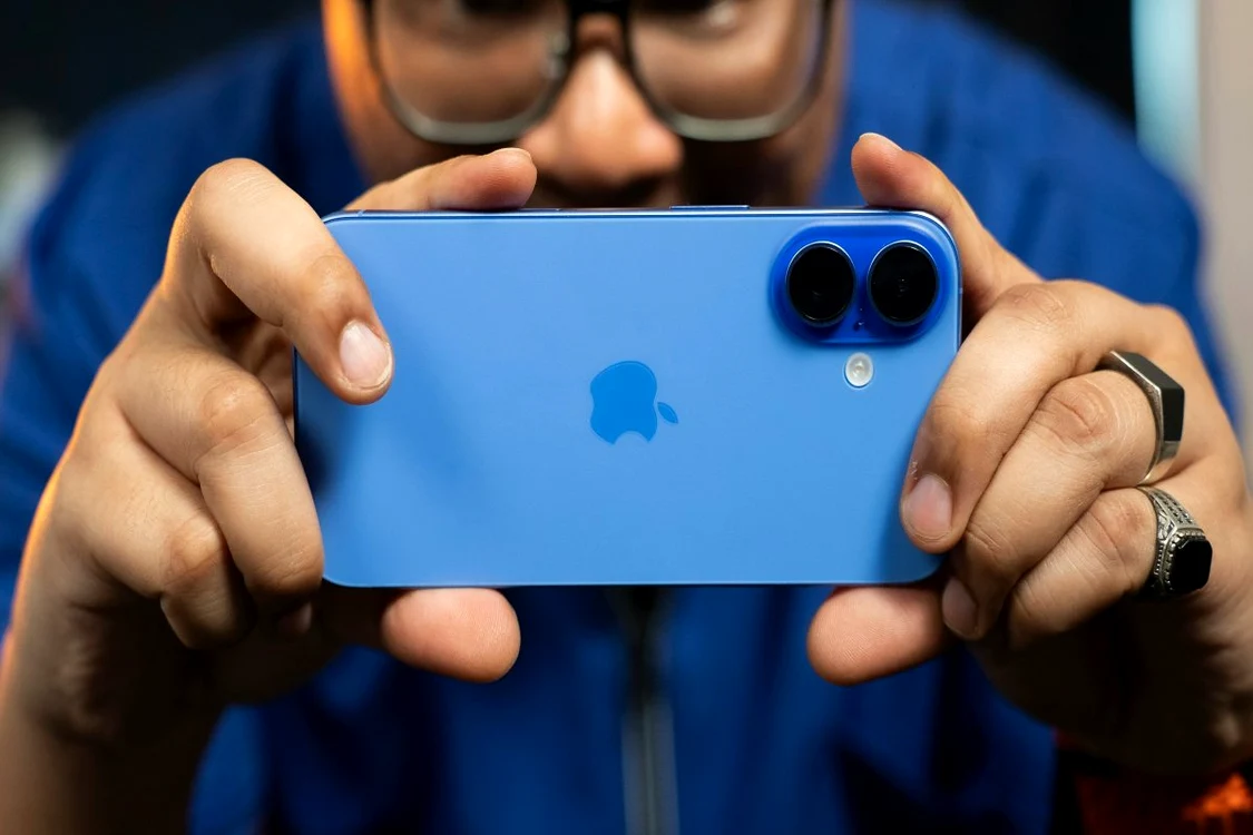 Poza de cover  Cum sa faci fotografii uimitoare cu iPhone 16  Sfaturi si trucuri practice Barbfacand fotografii cu iPhone 16, incapere jpg