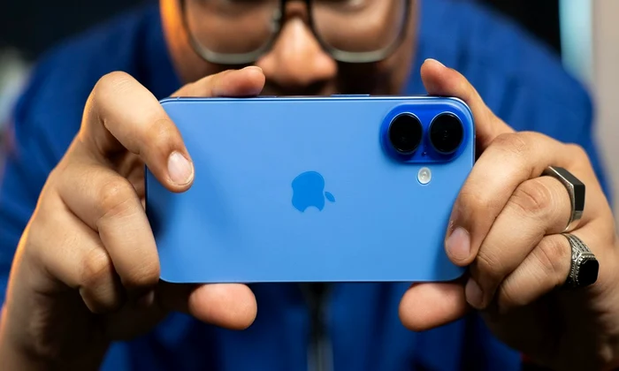 Poza de cover  Cum sa faci fotografii uimitoare cu iPhone 16  Sfaturi si trucuri practice Barbfacand fotografii cu iPhone 16, incapere jpg