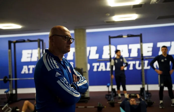 Performanță în teren, coșmar în vestiar: revelația Superligii se plânge de condițiile deplorabile. Stadionul în derivă stârnește furia jucătorilor: „Plouă efectiv în vestiar. Vrem condiții normale!”