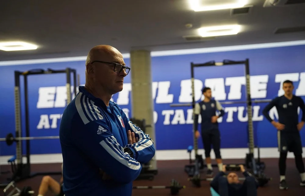 Performanță în teren, coșmar în vestiar: revelația Superligii se plânge de condițiile deplorabile. Stadionul în derivă stârnește furia jucătorilor: „Plouă efectiv în vestiar. Vrem condiții normale!”