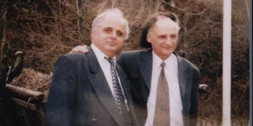 Tudor Nedelcea şi Grigore Vieru (foto: Biblioteca Aman Craiova)