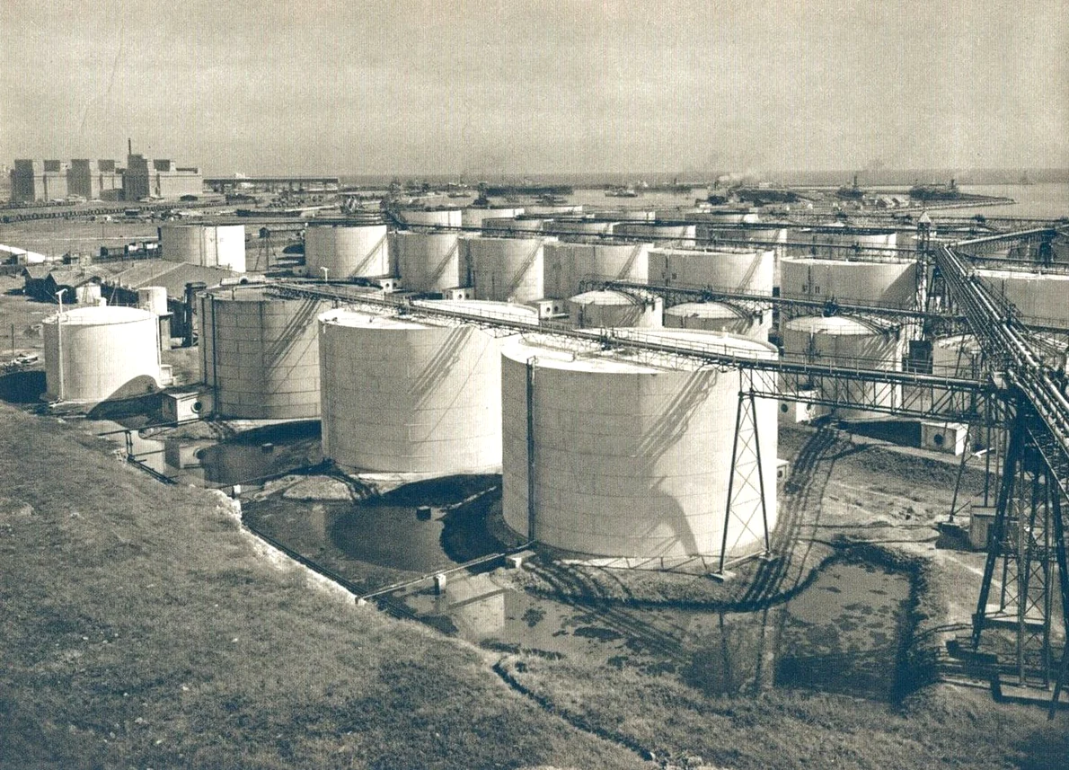 Constanţa. Portul de petrol, în perioada interbelică (© iMAGO Romaniae)