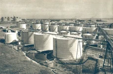 Constanţa. Portul de petrol, în perioada interbelică (© iMAGO Romaniae)