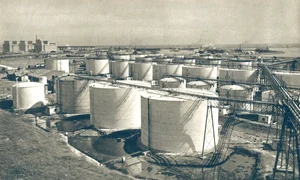 Constanţa. Portul de petrol, în perioada interbelică (© iMAGO Romaniae)