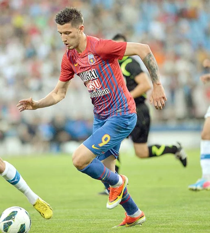 
    Mihai Costea a fost adus la Steaua ca o mare  speranţă, dar nu mai  prinde nici măcar lotul lărgit  