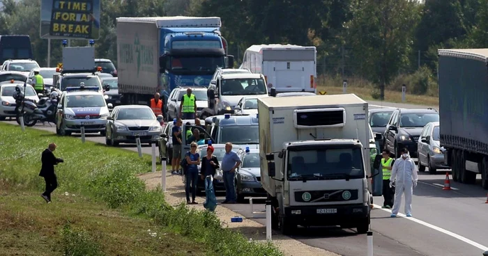 Camionul cu imigranţi morţi la bord găsit pe o autostradă din Austria FOTO AP