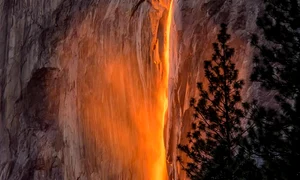 La sfârşitul lui februarie, soarele creează iluzia unei cascade aprinse în Valea Yosemite, California, USA jpeg