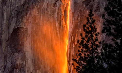 La sfârşitul lui februarie, soarele creează iluzia unei cascade aprinse în Valea Yosemite, California, USA  jpeg