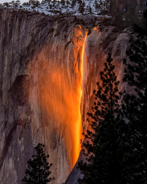 La sfârşitul lui februarie, soarele creează iluzia unei cascade aprinse în Valea Yosemite, California, USA jpeg