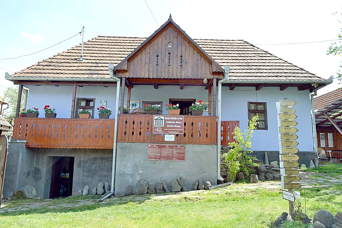 Casa cu pridvor şi cu muşcate,  transformată în muzeu  al pălăriilor de paie
