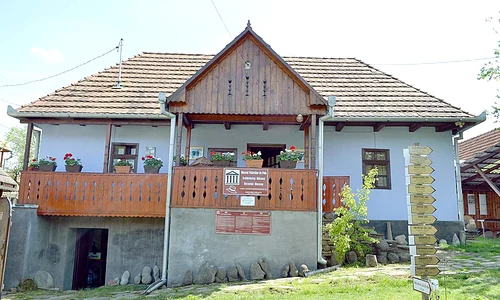 Casa cu pridvor şi cu muşcate,  transformată în muzeu  al pălăriilor de paie jpeg