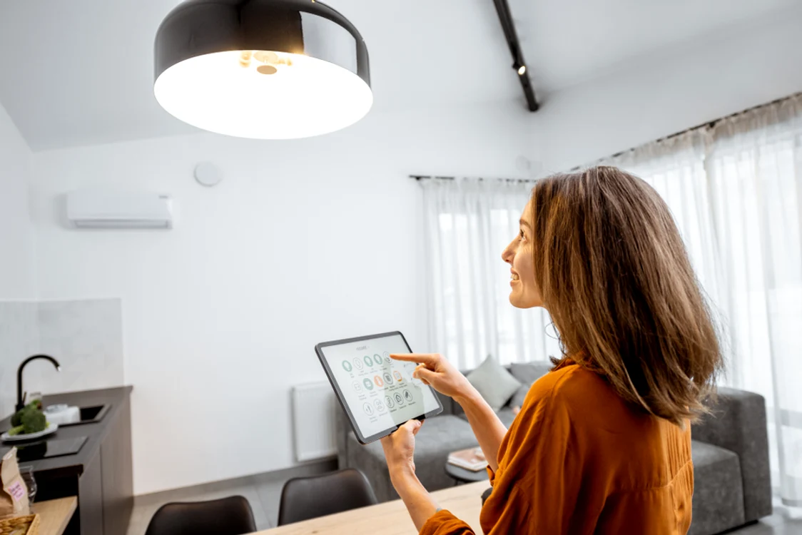 femeie care utilizează aplicații de monitorizare a energiei imagine shutterstock 1583643853 jpg