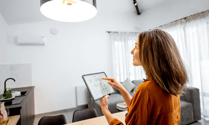 femeie care utilizează aplicații de monitorizare a energiei imagine shutterstock 1583643853 jpg