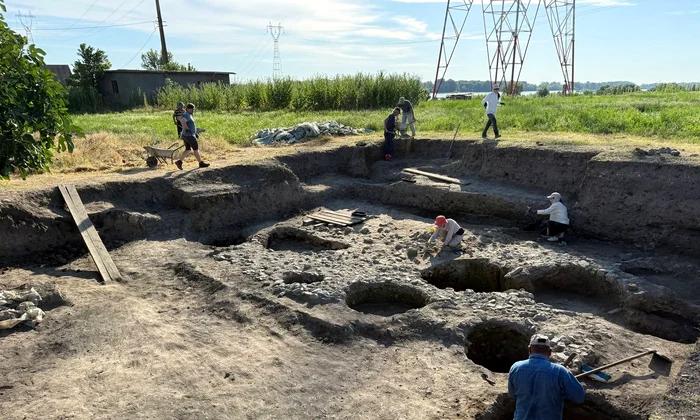 Cercetări arheologice la Noviodunum (© Facebook / Direcția Patrimoniu Digital - cIMeC)