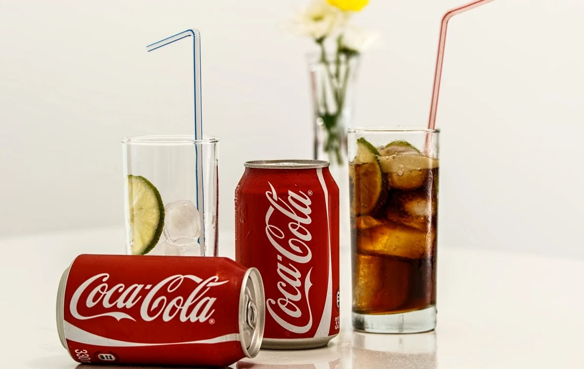 Doze de Coca Cola și suc în pahare
