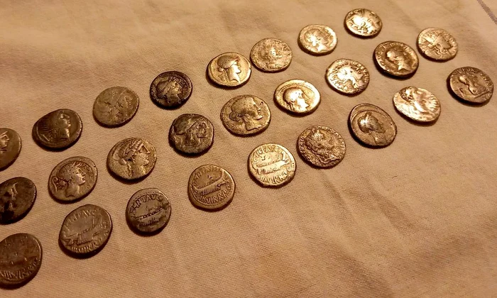 Un tezaur cu 42 de monede romane republicane și imperiale, descoperit lângă cetatea dacică de la Stârciu jpeg